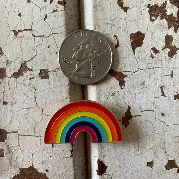 Brand new fun and bright enamel pin rainbow pride - Picture 2 of 3